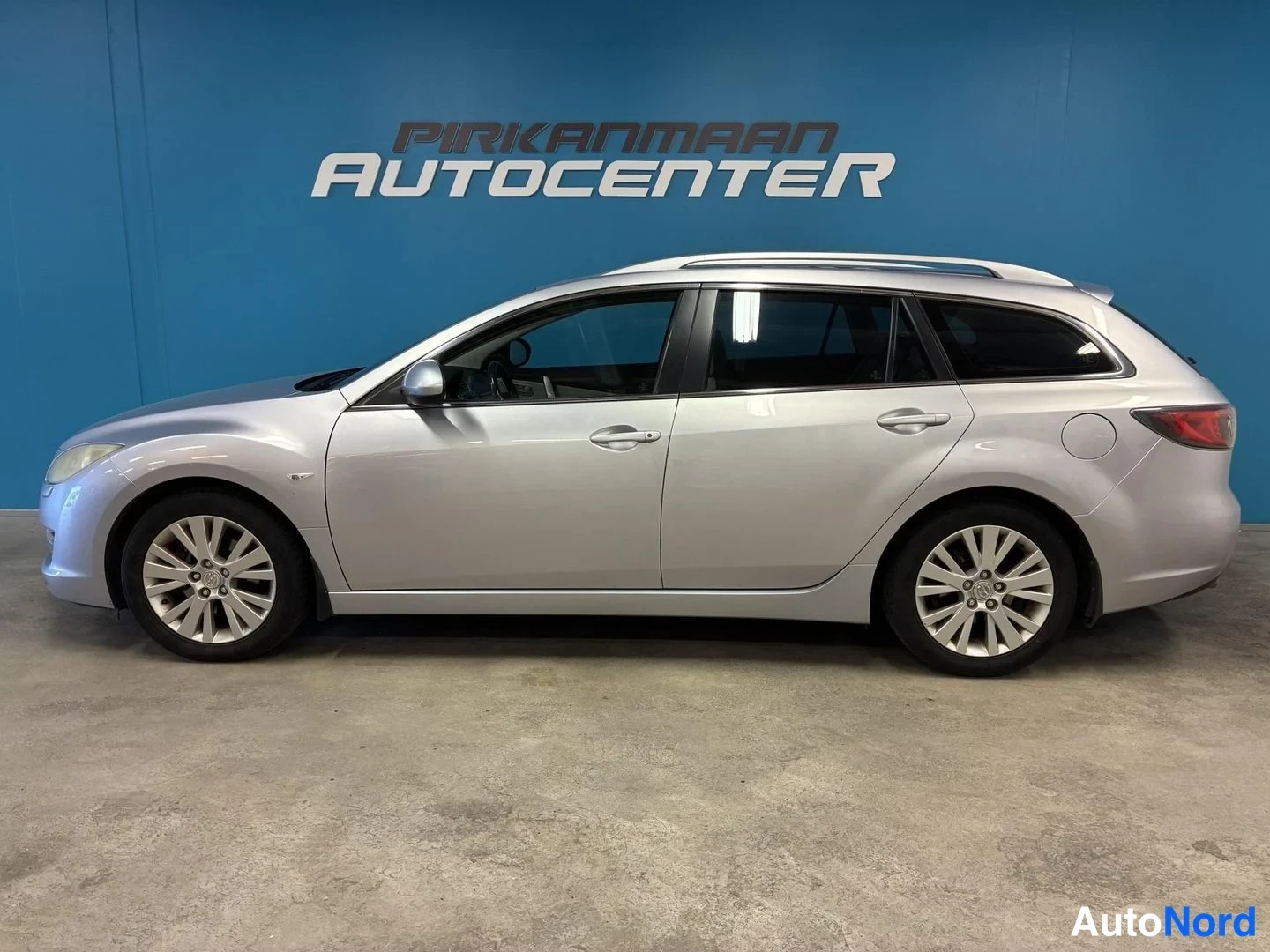 Harmaa Mazda 6 2010, sivulta, kuva 3