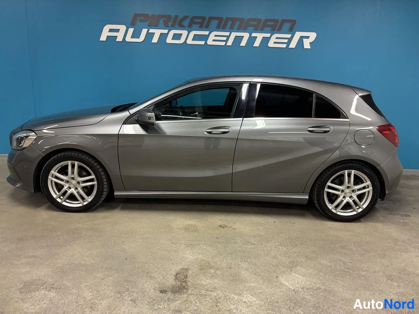 Harmaa Mercedes-Benz A 200 d 4MATIC 2017, sivulta, kuva 4