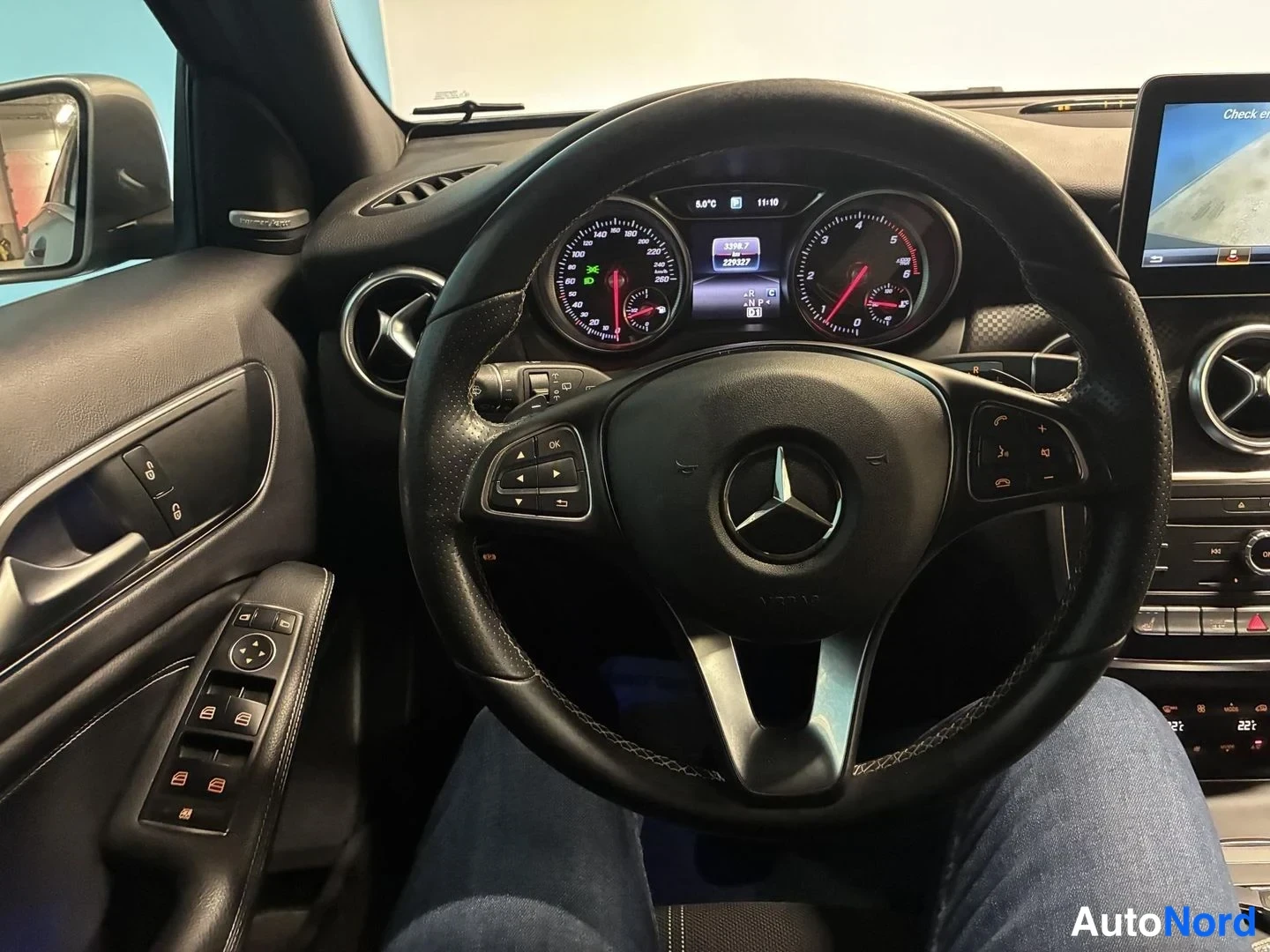 Harmaa Mercedes-Benz A 200 d 4MATIC 2017, ohjaamo, kuva 8