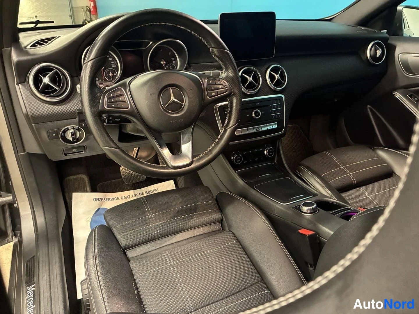 Harmaa Mercedes-Benz A 200 d 4MATIC 2017, ohjaamo, kuva 11