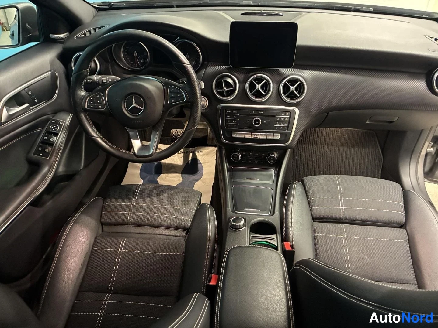 Harmaa Mercedes-Benz A 200 d 4MATIC 2017, ohjaamo, kuva 12