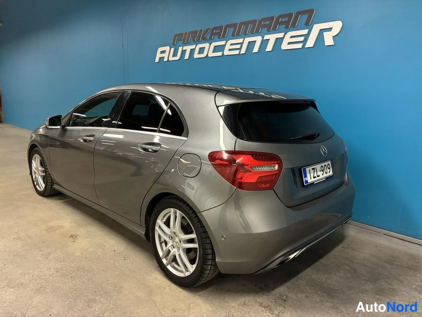 Harmaa Mercedes-Benz A 200 d 4MATIC 2017, takaviisto, kuva 5
