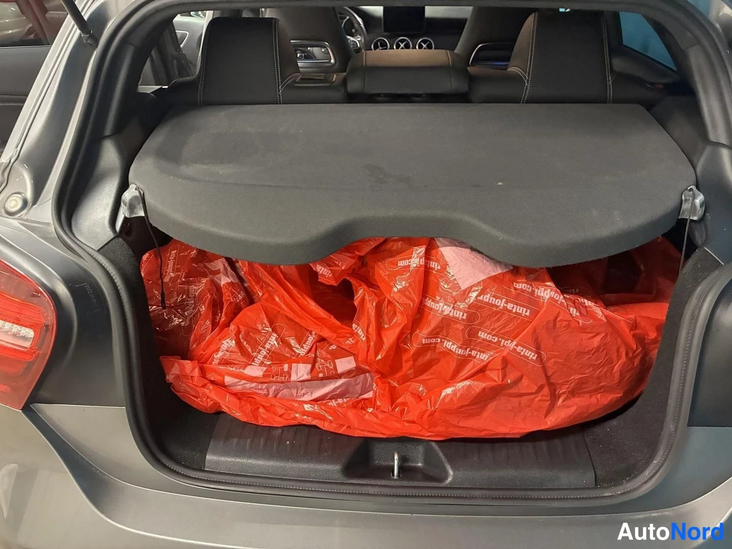 Harmaa Mercedes-Benz A 200 d 4MATIC 2017, tavaratila, kuva 16