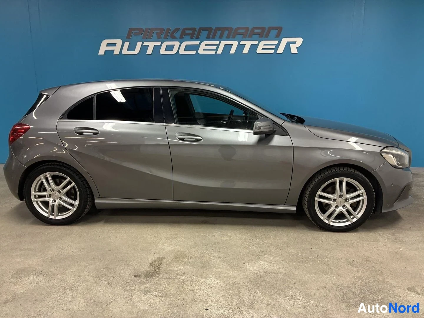 Harmaa Mercedes-Benz A 200 d 4MATIC 2017, sivulta, kuva 3