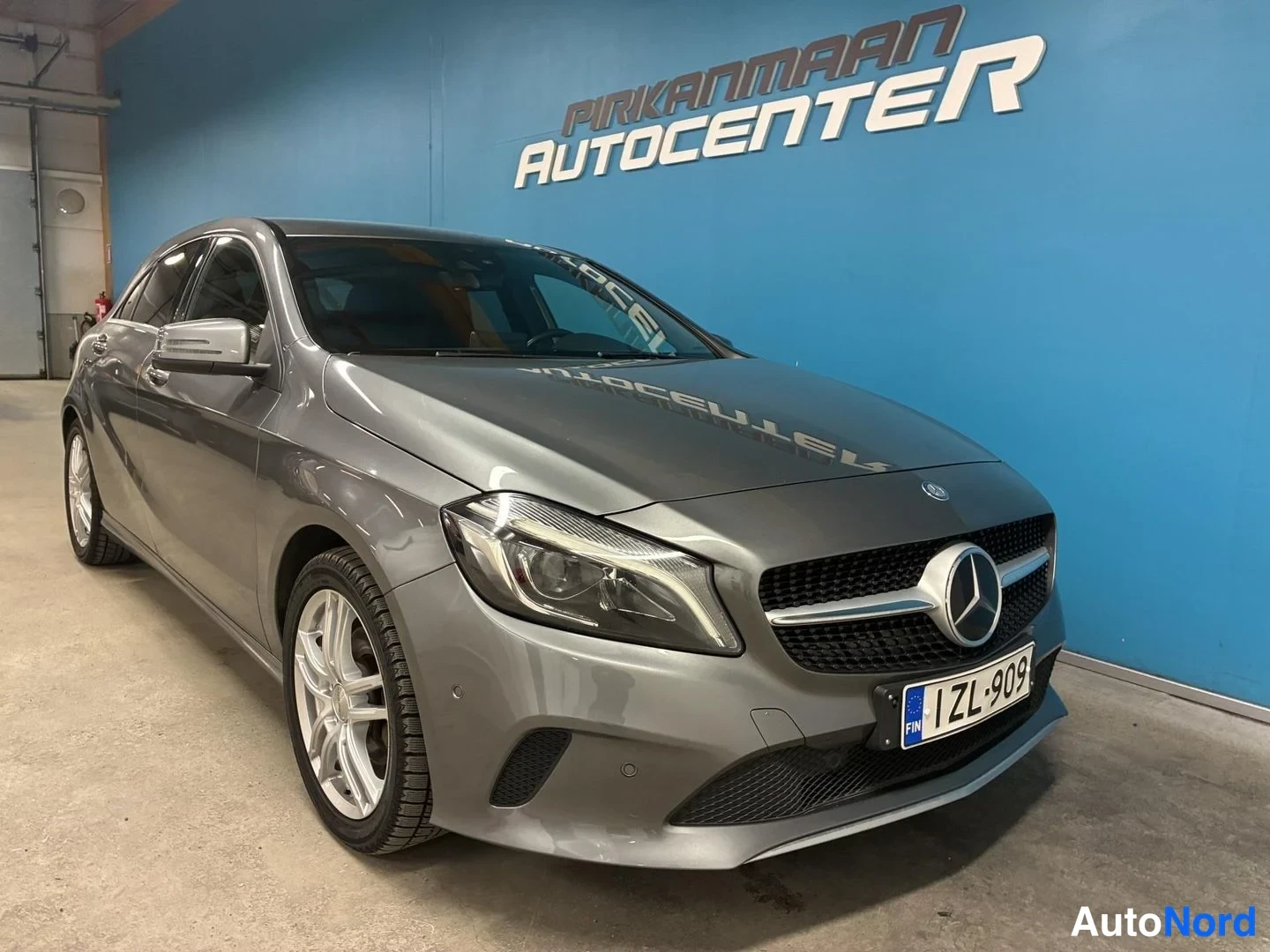 Harmaa Mercedes-Benz A 200 d 4MATIC 2017, etuviisto, keula oikealle, kuva 2