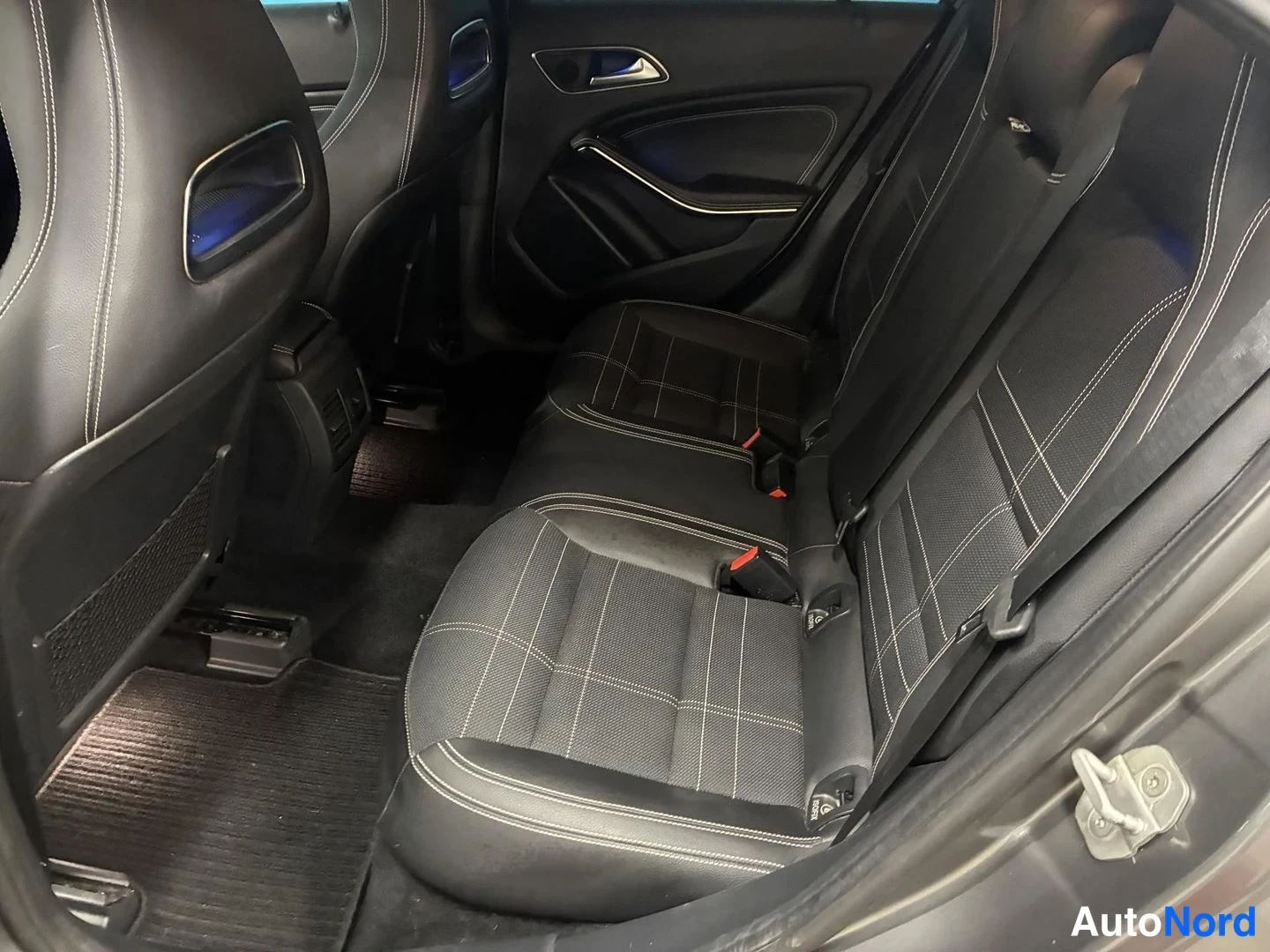 Harmaa Mercedes-Benz A 200 d 4MATIC 2017, takaistuimet, kuva 14