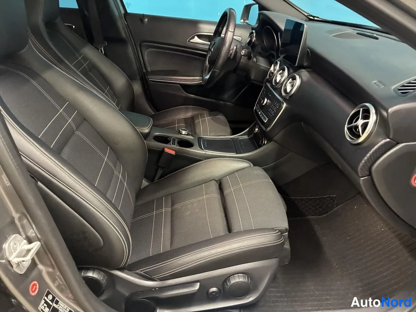 Harmaa Mercedes-Benz A 200 d 4MATIC 2017, etuistuimet, kuva 13