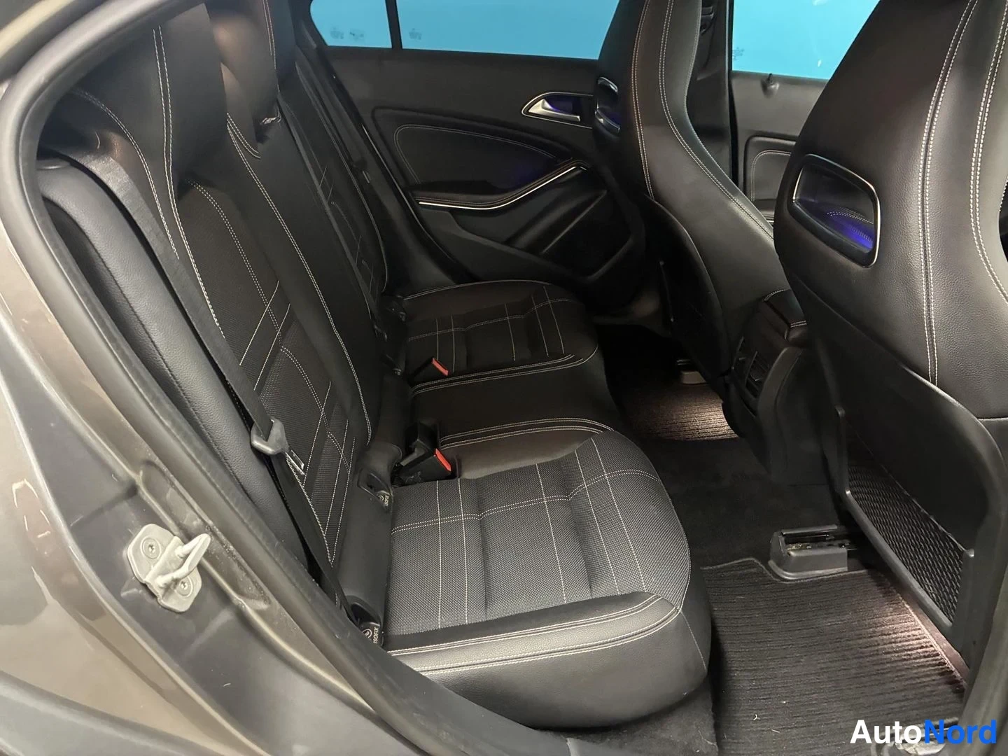 Harmaa Mercedes-Benz A 200 d 4MATIC 2017, takaistuimet, kuva 15
