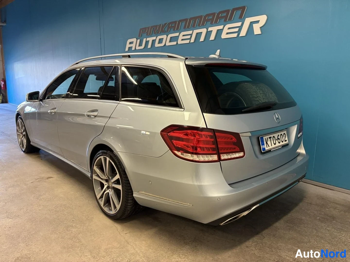Harmaa Mercedes-Benz E 250 BlueTEC 4MATIC 2014, takaviisto, kuva 5