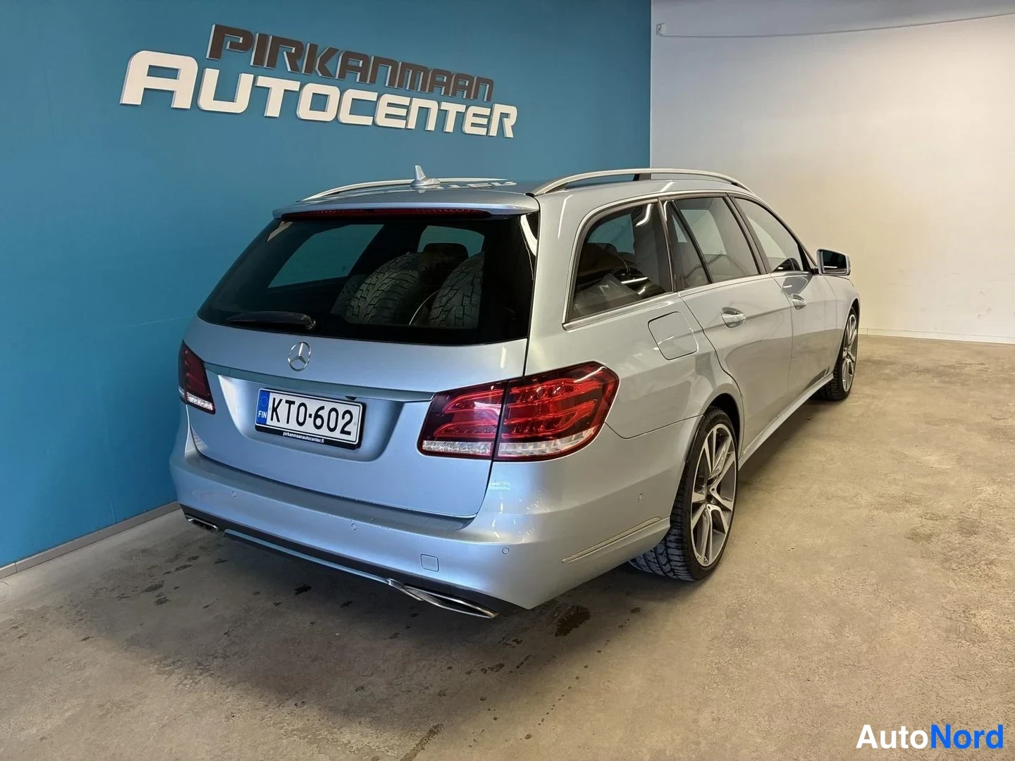 Harmaa Mercedes-Benz E 250 BlueTEC 4MATIC 2014, takaviisto, kuva 6