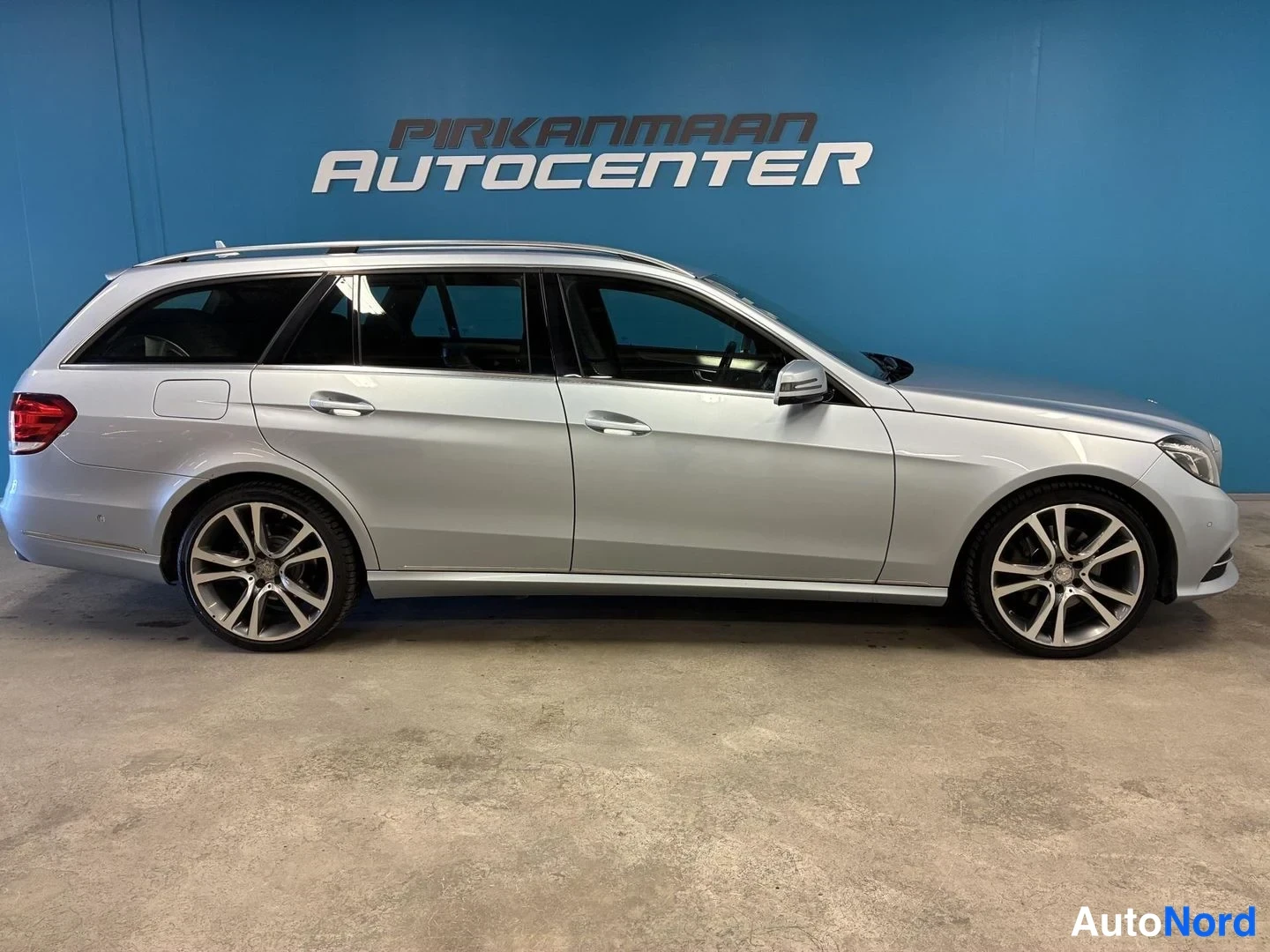 Harmaa Mercedes-Benz E 250 BlueTEC 4MATIC 2014, sivulta, kuva 3