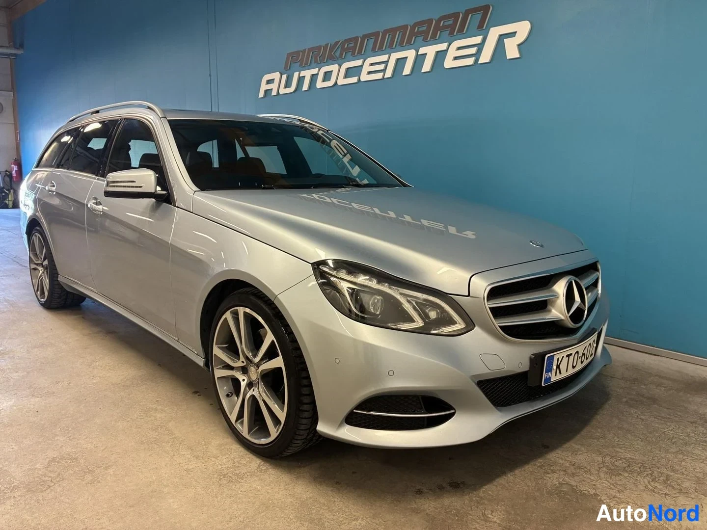 Harmaa Mercedes-Benz E 250 BlueTEC 4MATIC 2014, etuviisto, keula oikealle, kuva 2