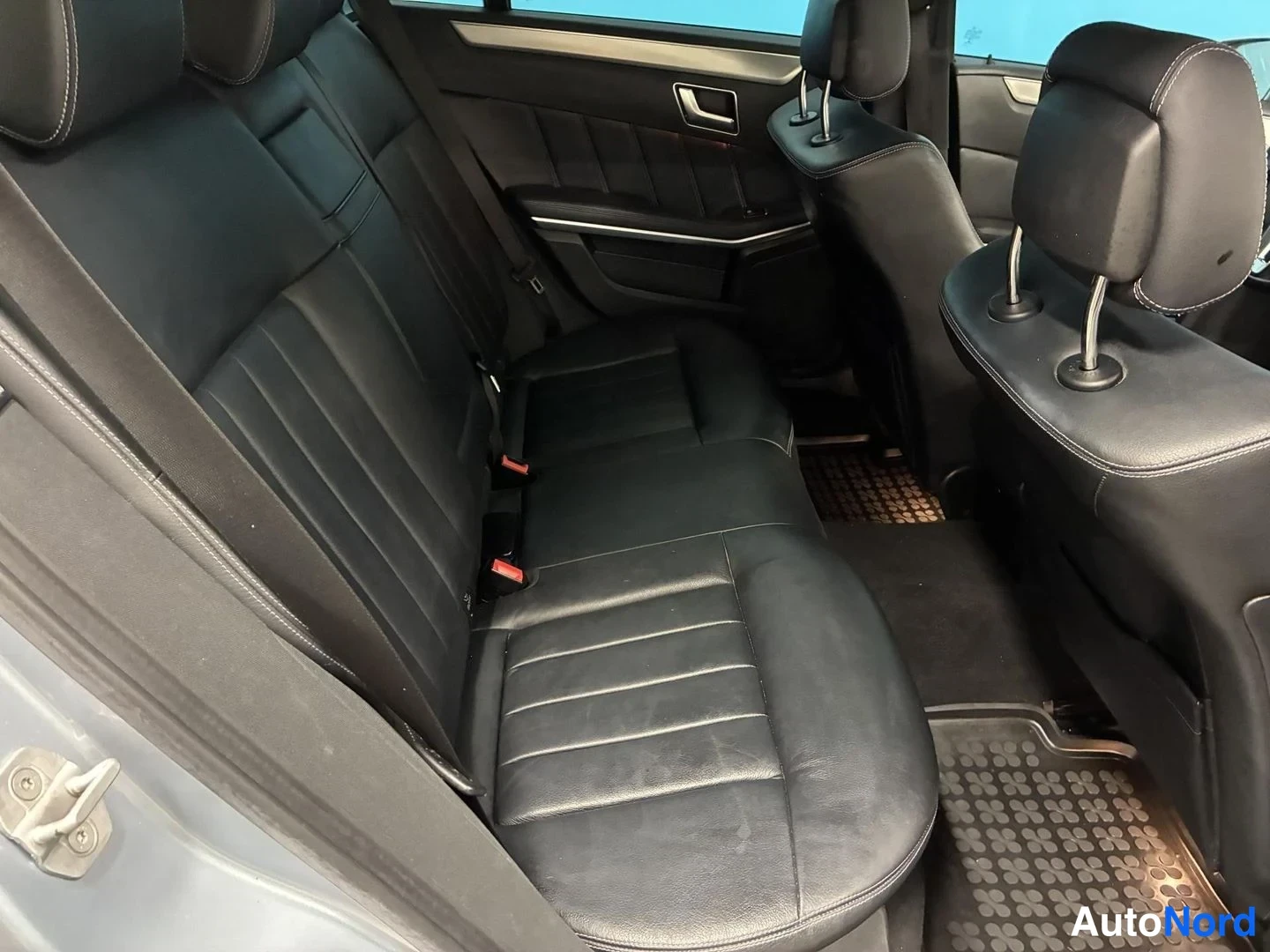 Harmaa Mercedes-Benz E 250 BlueTEC 4MATIC 2014, takaistuimet, kuva 17