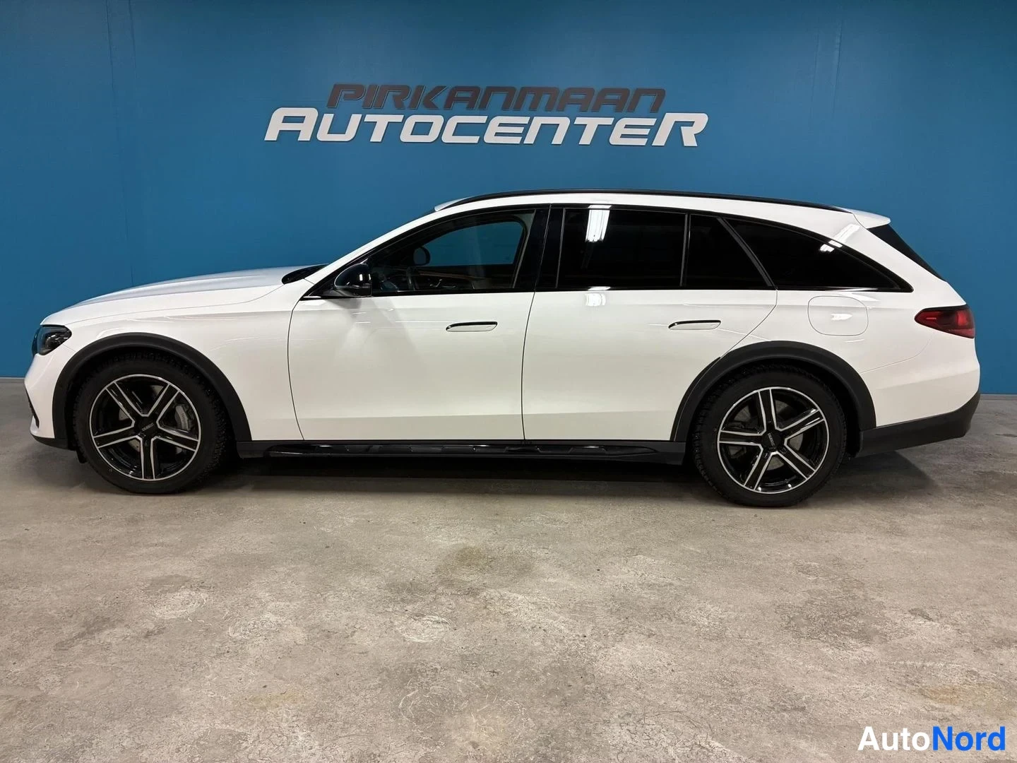 Valkoinen Mercedes-Benz E 300 de 4MATIC 2024, sivulta, kuva 3