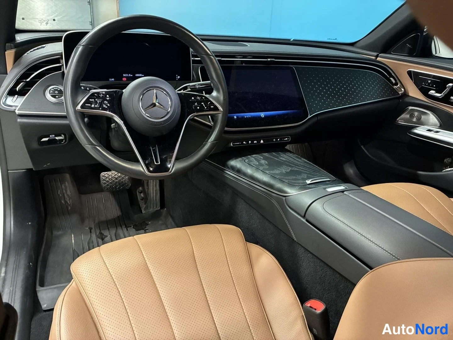 Valkoinen Mercedes-Benz E 300 de 4MATIC 2024, ohjaamo, kuva 9