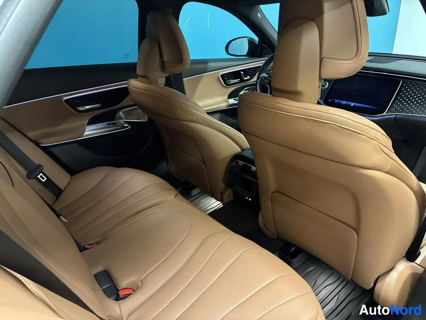 Valkoinen Mercedes-Benz E 300 de 4MATIC 2024, takaistuimet, kuva 13