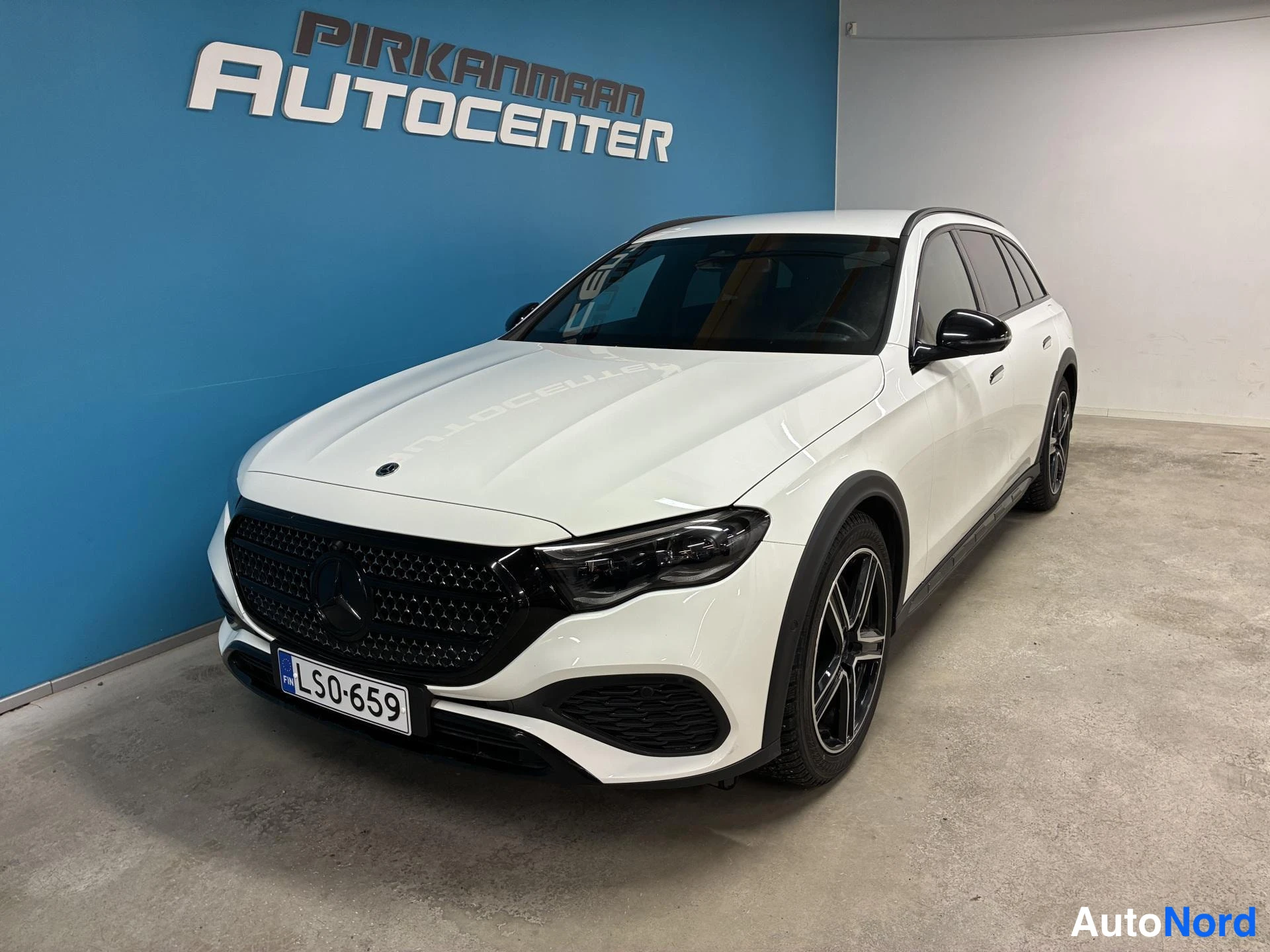 Valkoinen Mercedes-Benz E 300 de 4MATIC 2024, etuviisto, keula vasemmalle, kuva 1