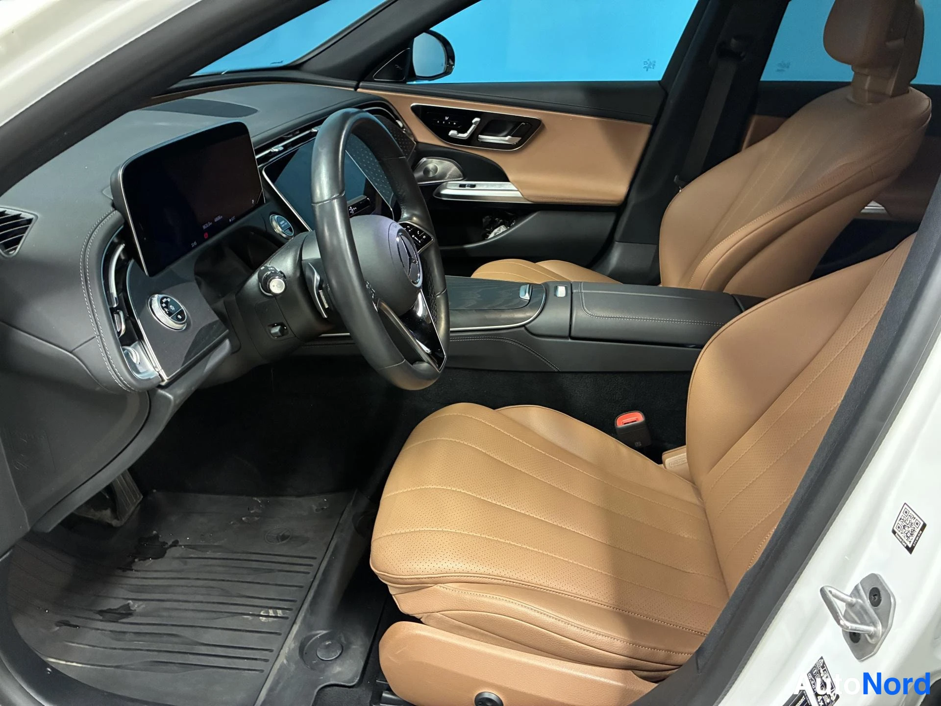 Valkoinen Mercedes-Benz E 300 de 4MATIC 2024, ohjaamo, kuva 7