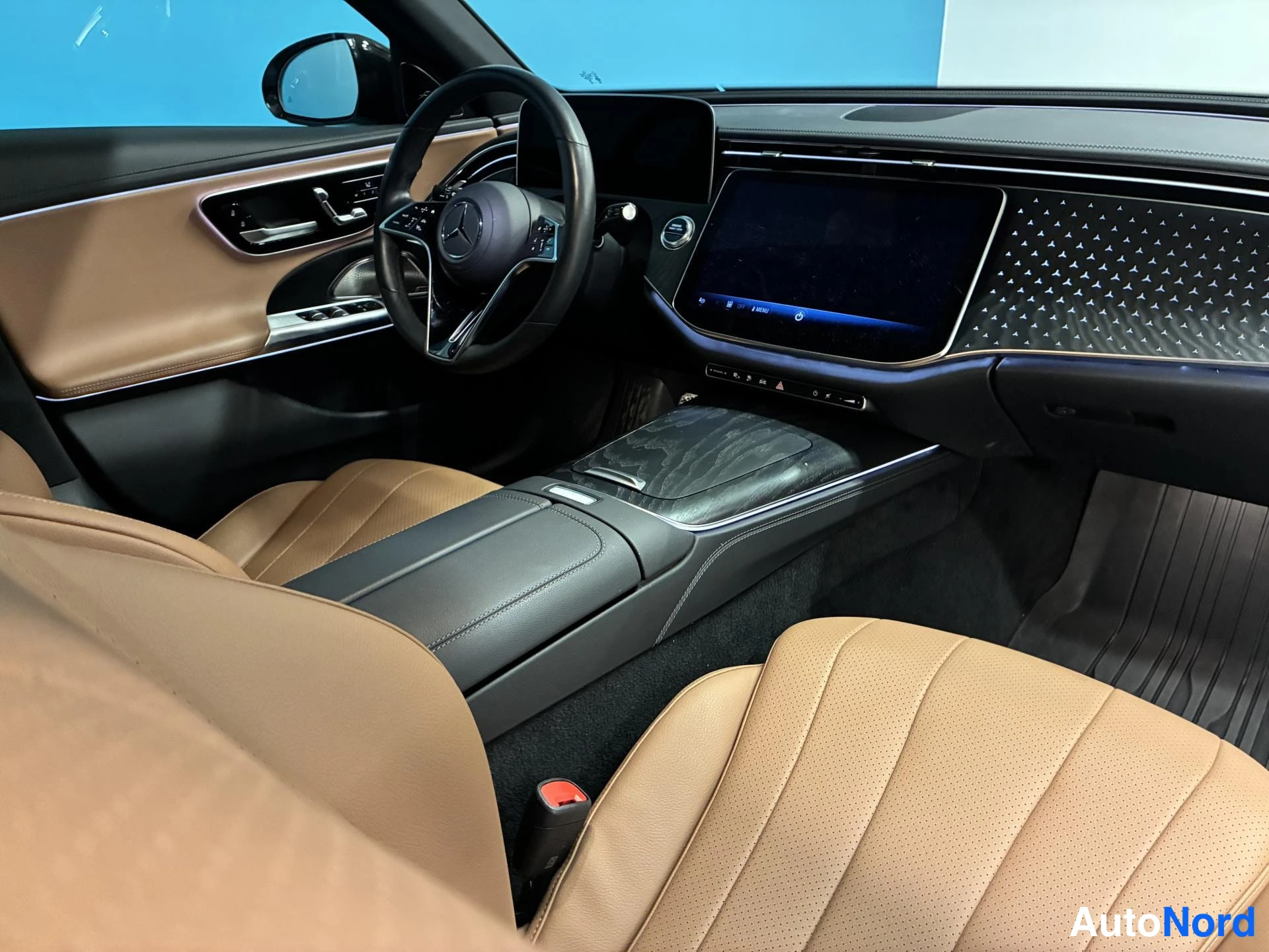 Valkoinen Mercedes-Benz E 300 de 4MATIC 2024, ohjaamo, kuva 10