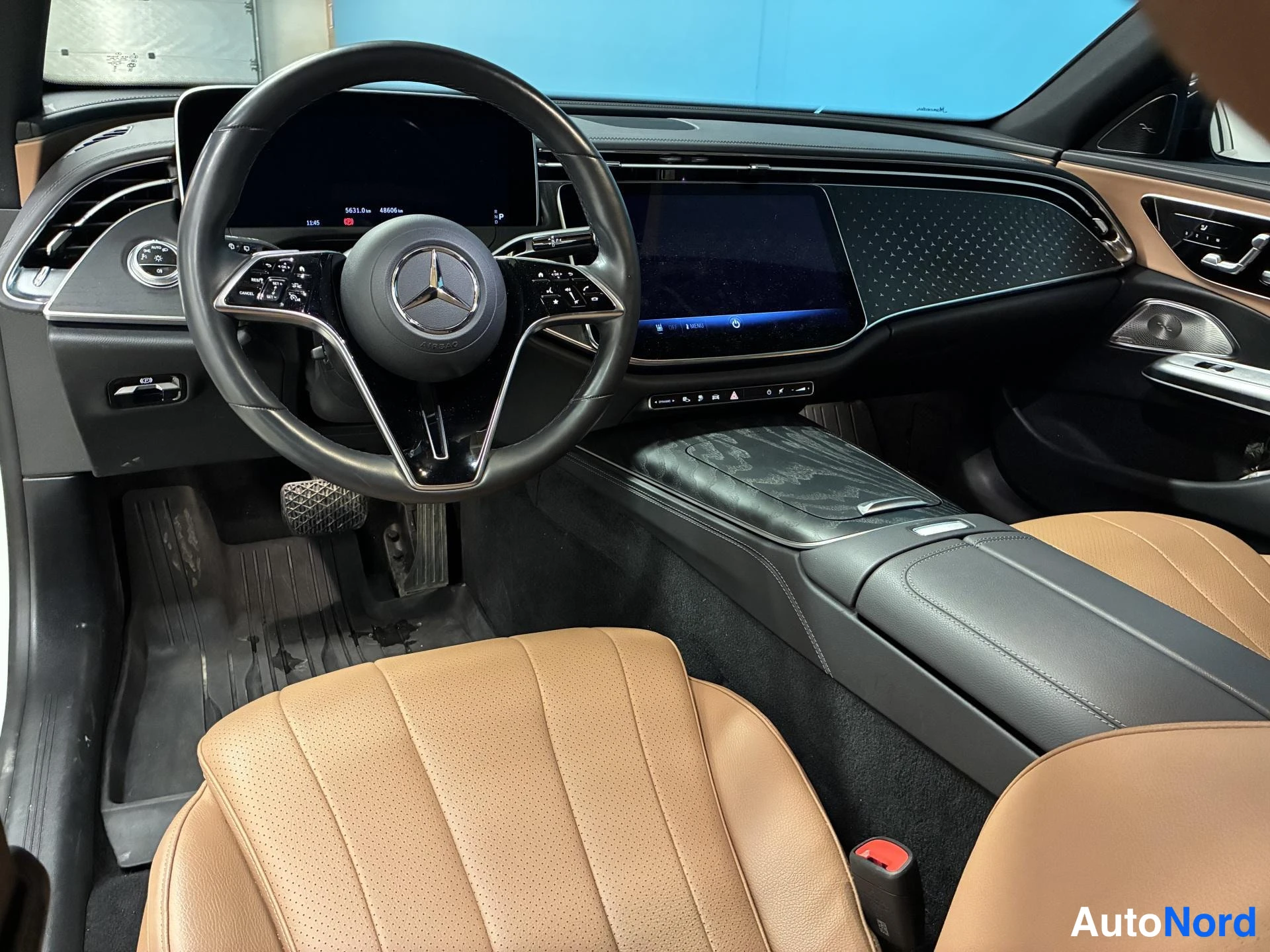 Valkoinen Mercedes-Benz E 300 de 4MATIC 2024, ohjaamo, kuva 11