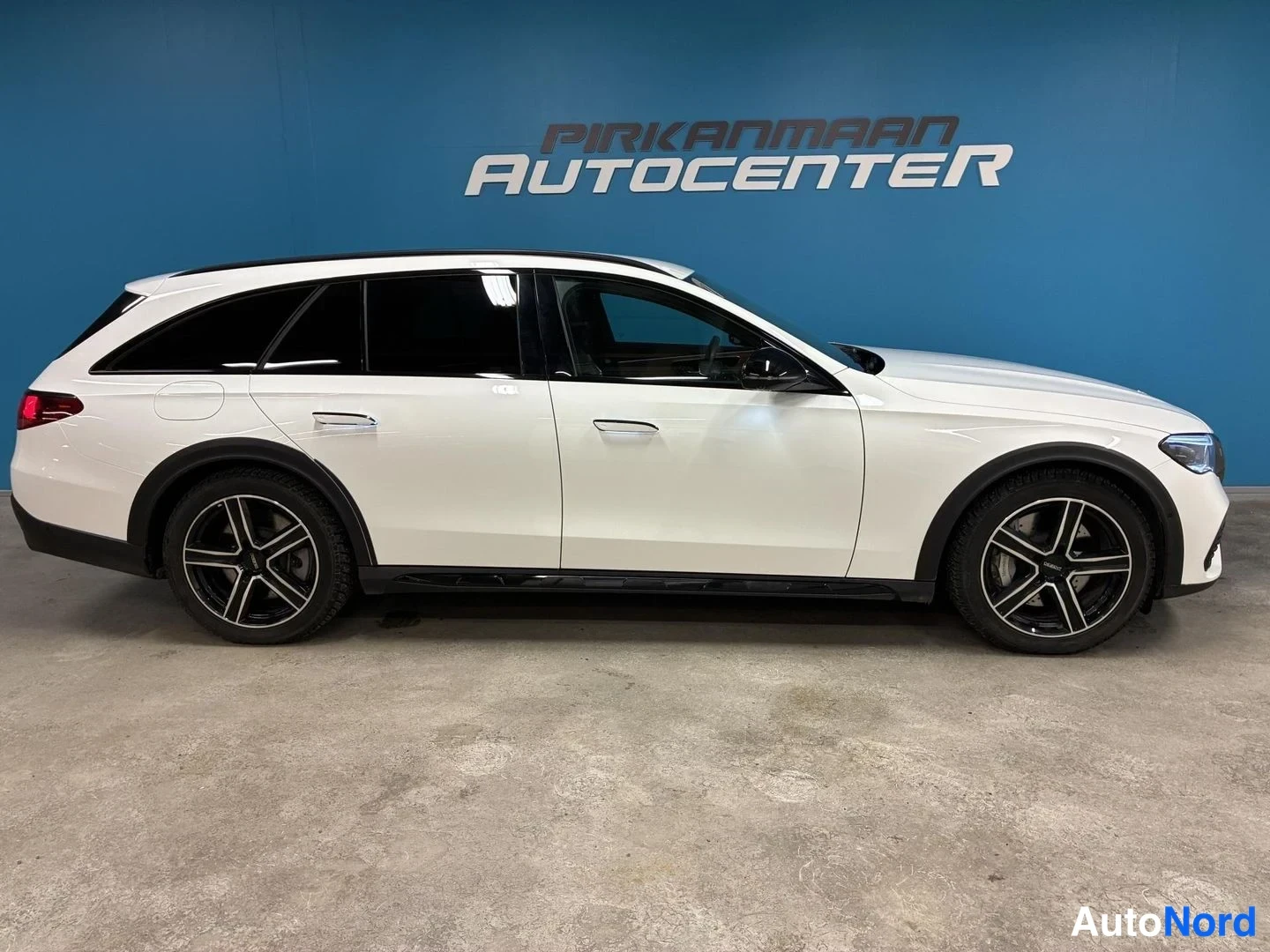 Valkoinen Mercedes-Benz E 300 de 4MATIC 2024, sivulta, kuva 4