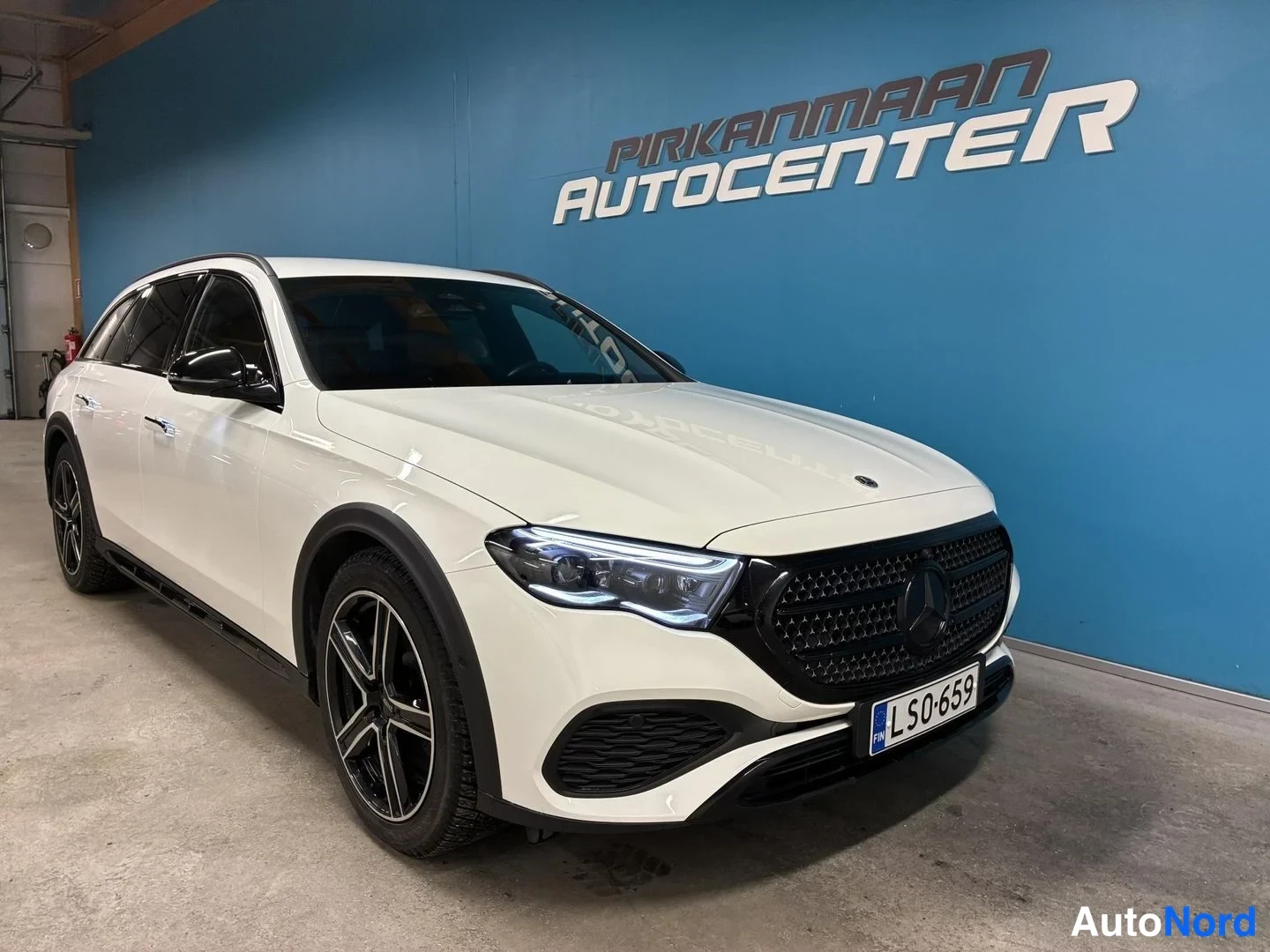 Valkoinen Mercedes-Benz E 300 de 4MATIC 2024, etuviisto, keula oikealle, kuva 2
