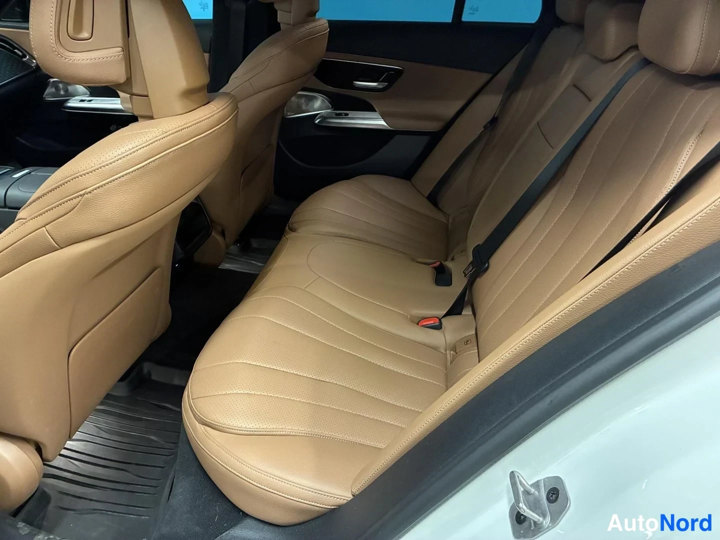 Valkoinen Mercedes-Benz E 300 de 4MATIC 2024, takaistuimet, kuva 11
