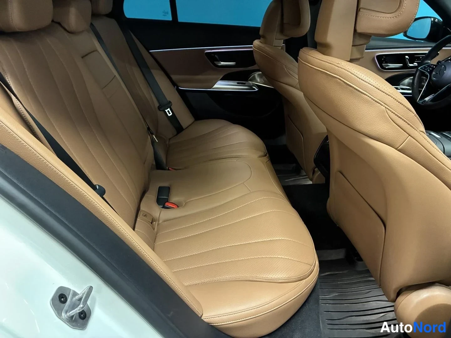 Valkoinen Mercedes-Benz E 300 de 4MATIC 2024, takaistuimet, kuva 12