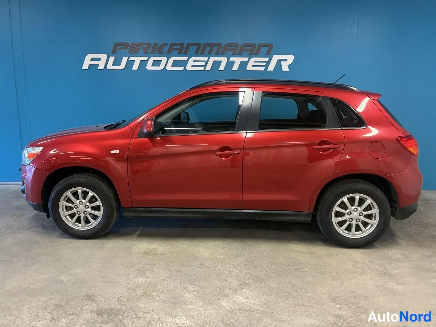 Punainen Mitsubishi ASX 2015, sivulta, kuva 4