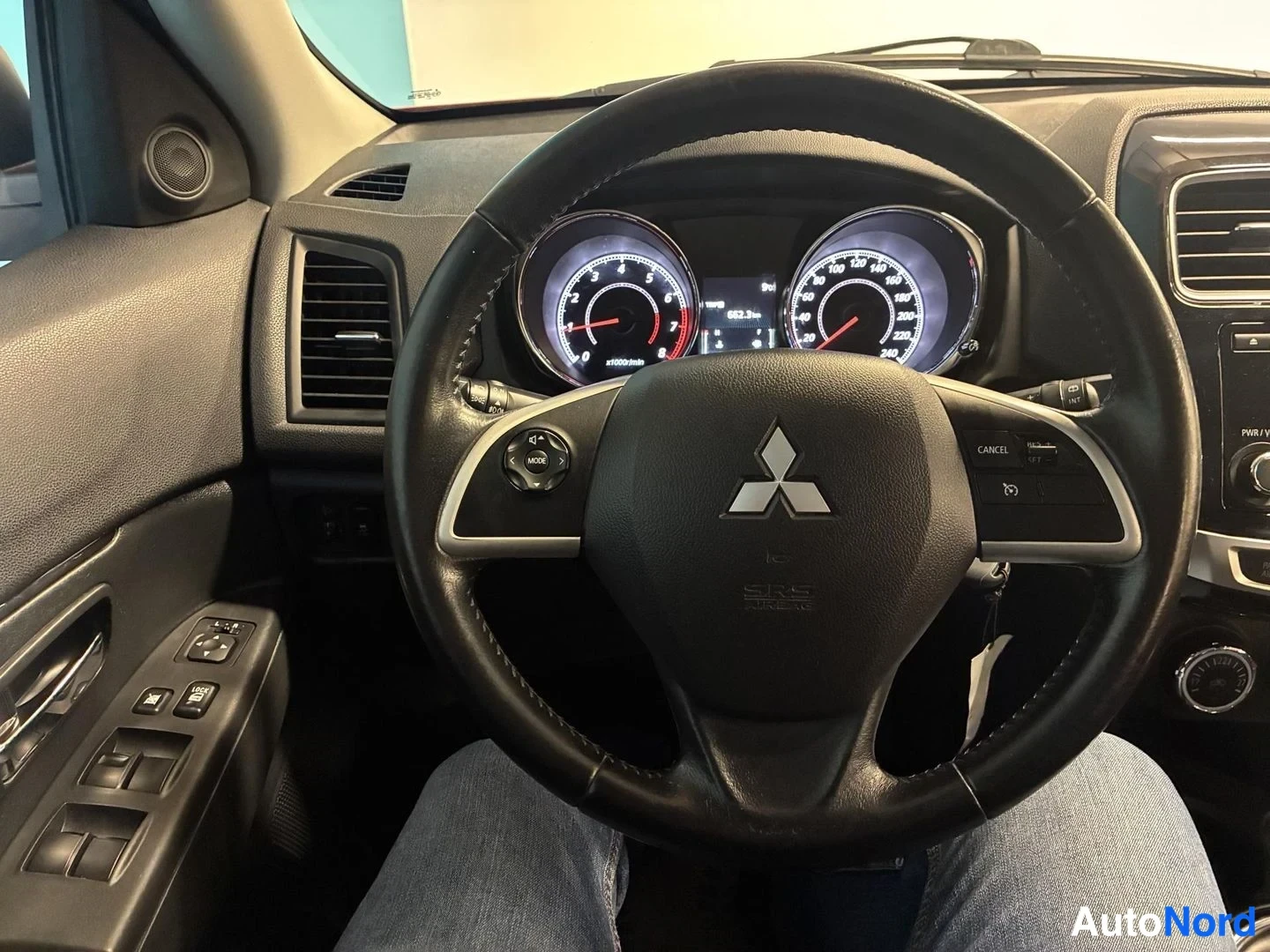 Punainen Mitsubishi ASX 2015, yksityiskohta, kuva 14