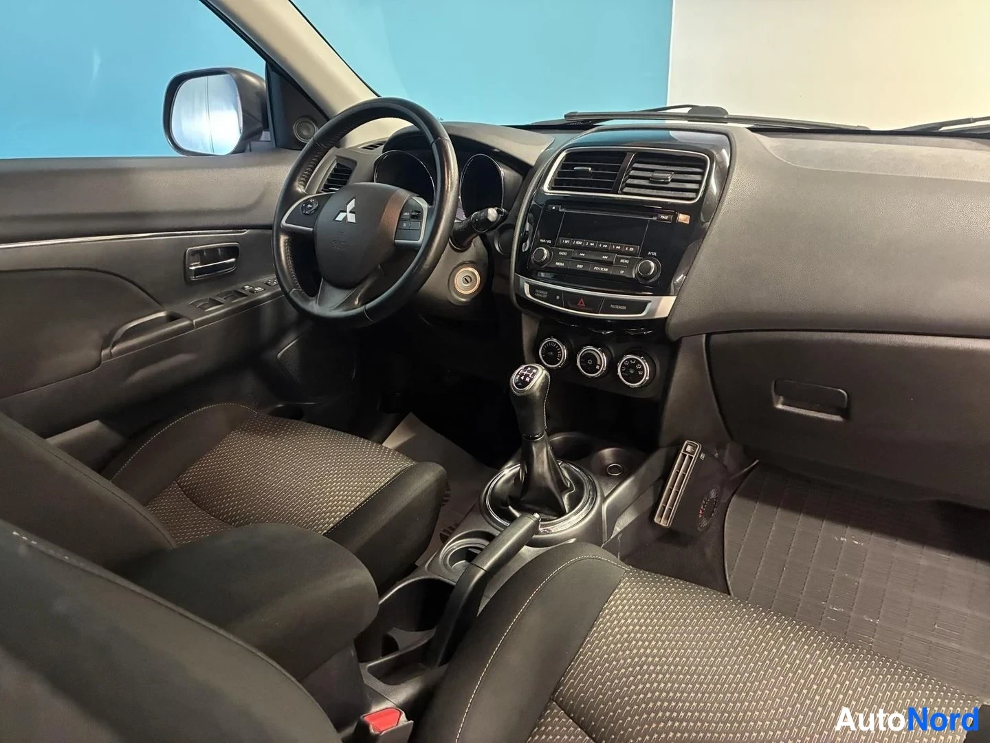 Punainen Mitsubishi ASX 2015, ohjaamo, kuva 9