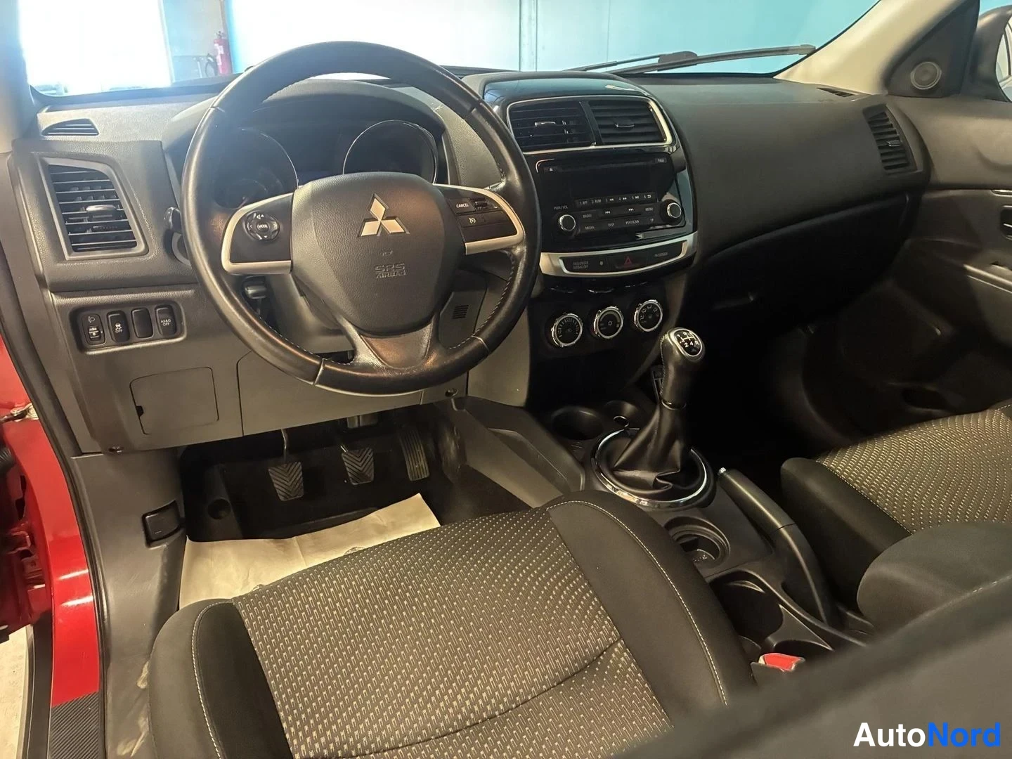 Punainen Mitsubishi ASX 2015, ohjaamo, kuva 10