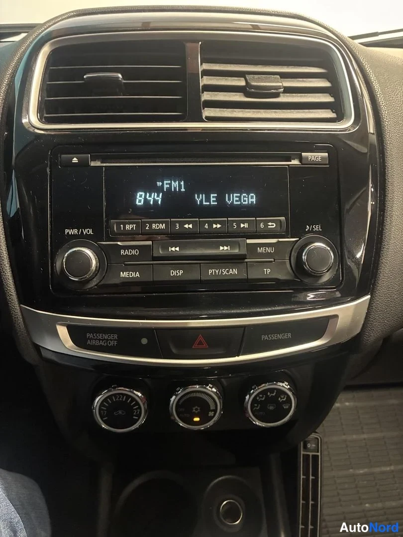 Punainen Mitsubishi ASX 2015, yksityiskohta, kuva 16
