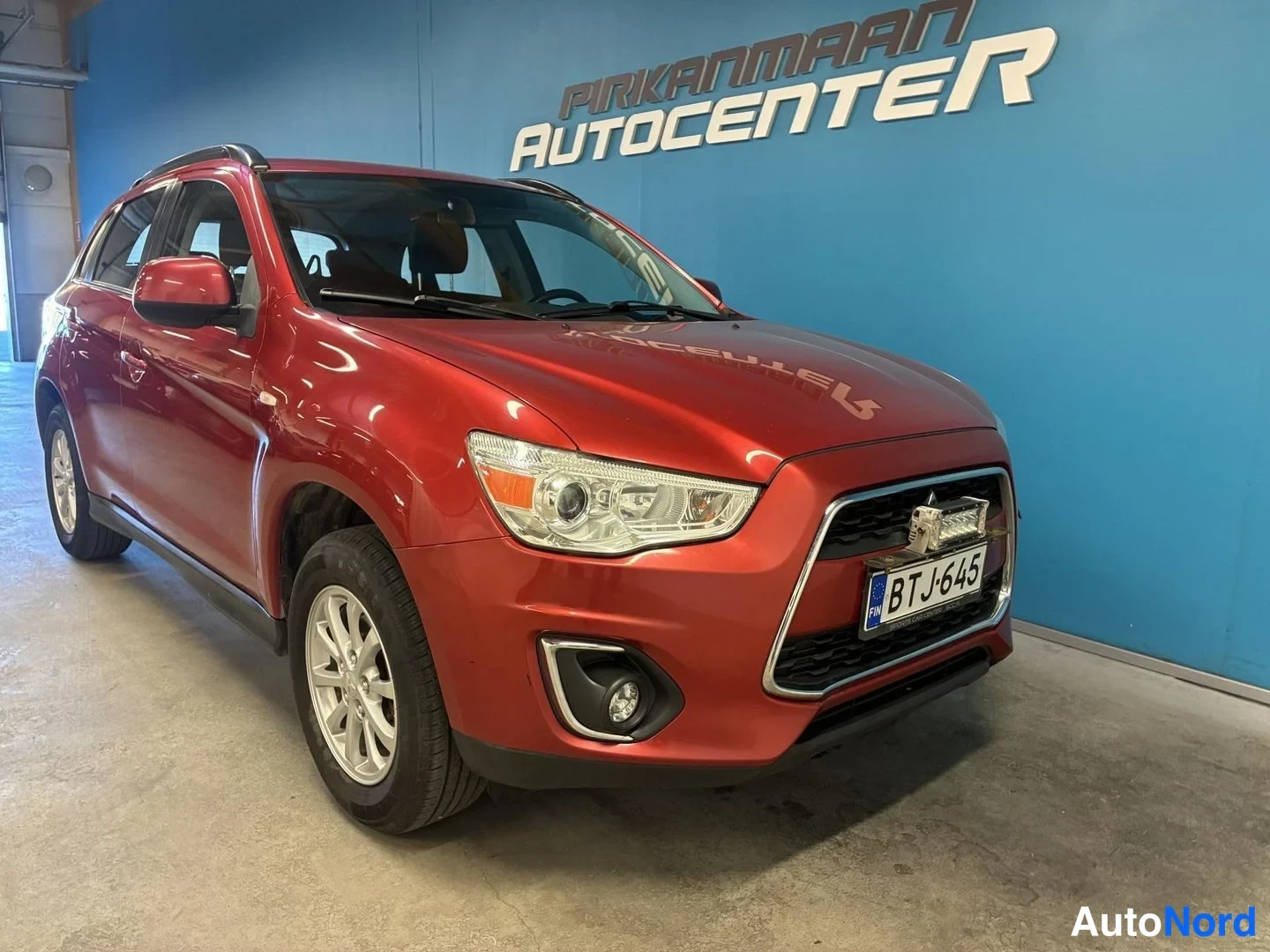 Punainen Mitsubishi ASX 2015, etuviisto, keula oikealle, kuva 3