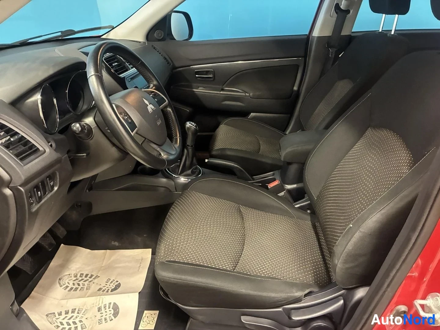 Punainen Mitsubishi ASX 2015, ohjaamo, kuva 7