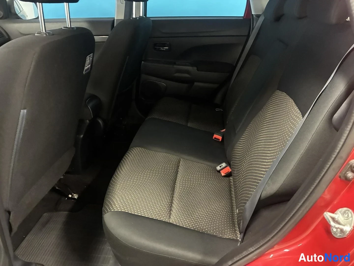 Punainen Mitsubishi ASX 2015, takaistuimet, kuva 11