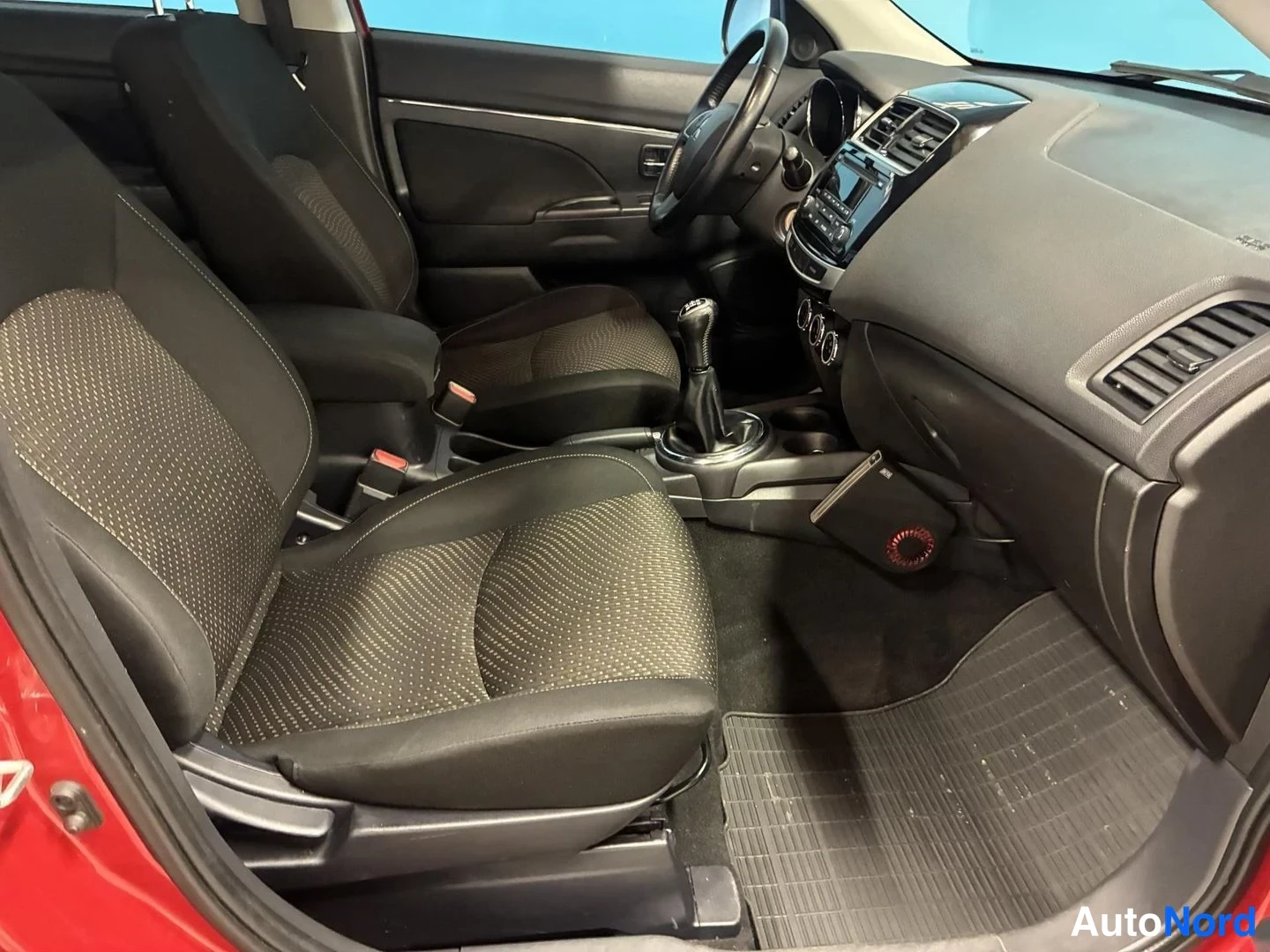 Punainen Mitsubishi ASX 2015, ohjaamo, kuva 8