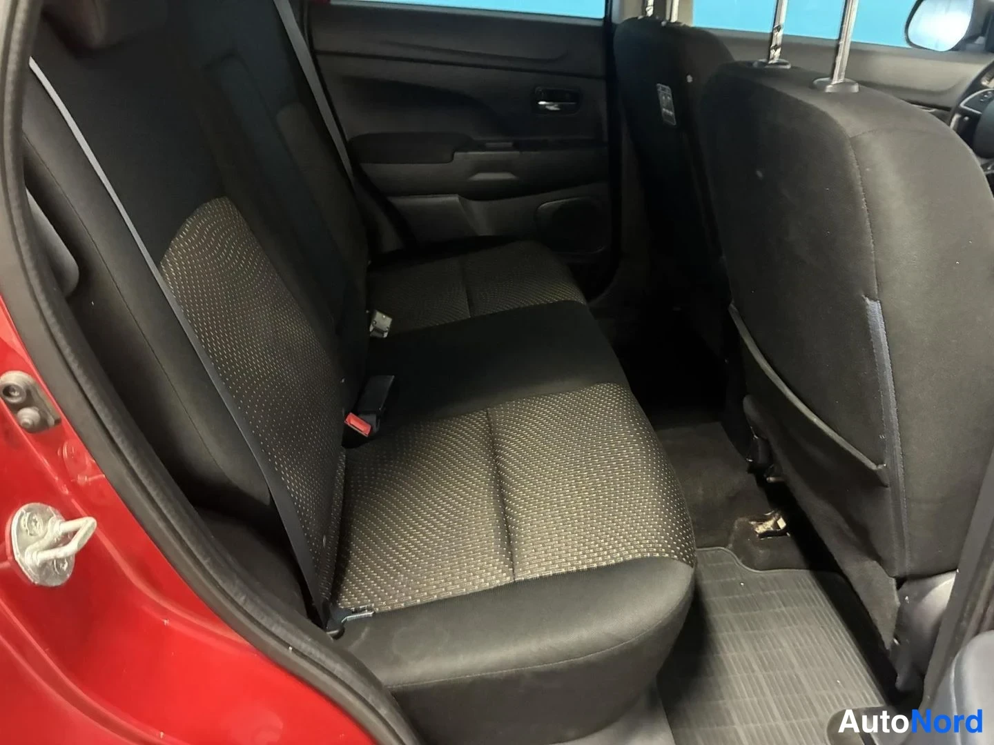Punainen Mitsubishi ASX 2015, takaistuimet, kuva 12