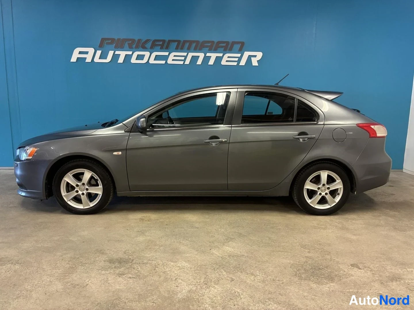 Harmaa Mitsubishi Lancer 2009, etuviisto, keula vasemmalle, kuva 2