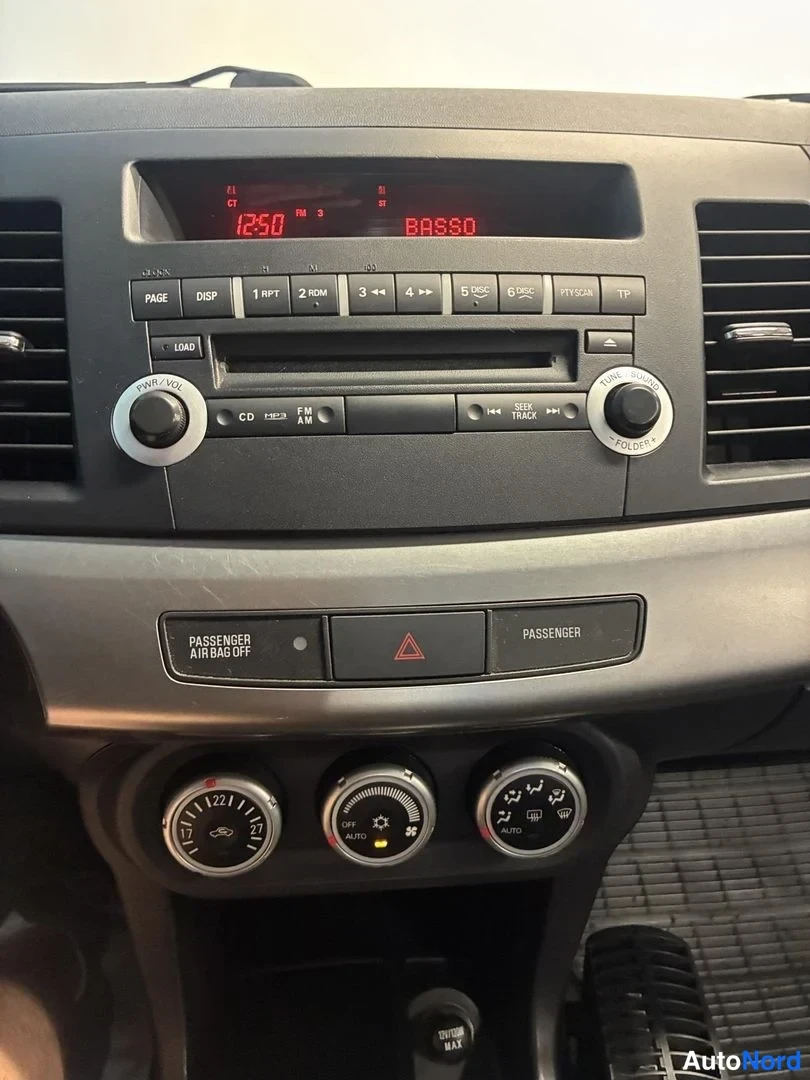 Harmaa Mitsubishi Lancer 2009, yksityiskohta, kuva 17