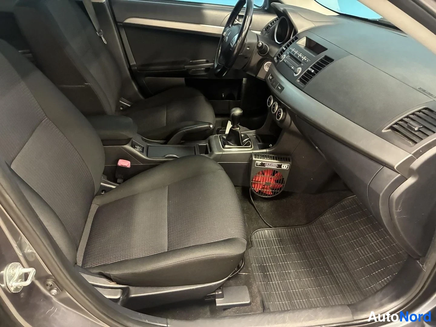 Harmaa Mitsubishi Lancer 2009, ohjaamo, kuva 8