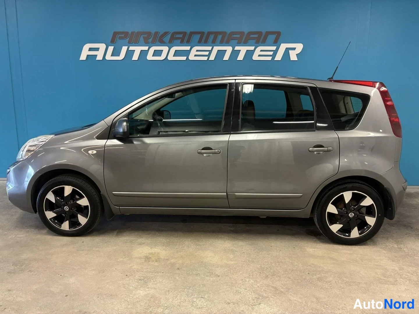 Harmaa Nissan Note 2013, etuviisto, keula vasemmalle, kuva 2