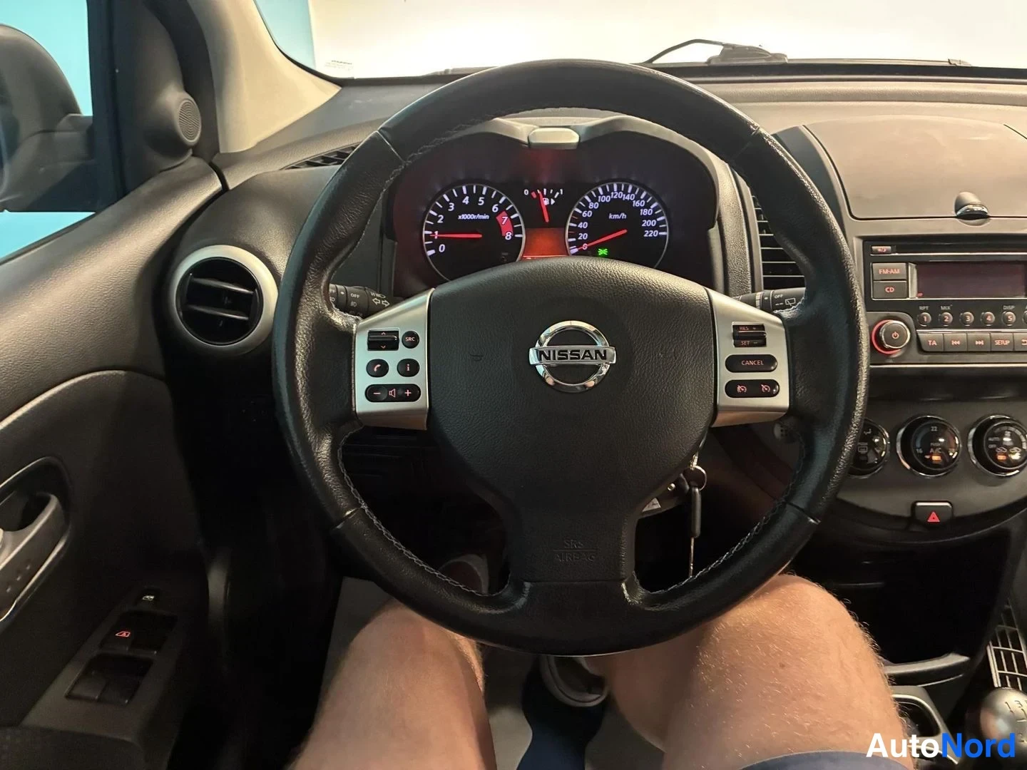 Harmaa Nissan Note 2013, ohjaamo, kuva 8