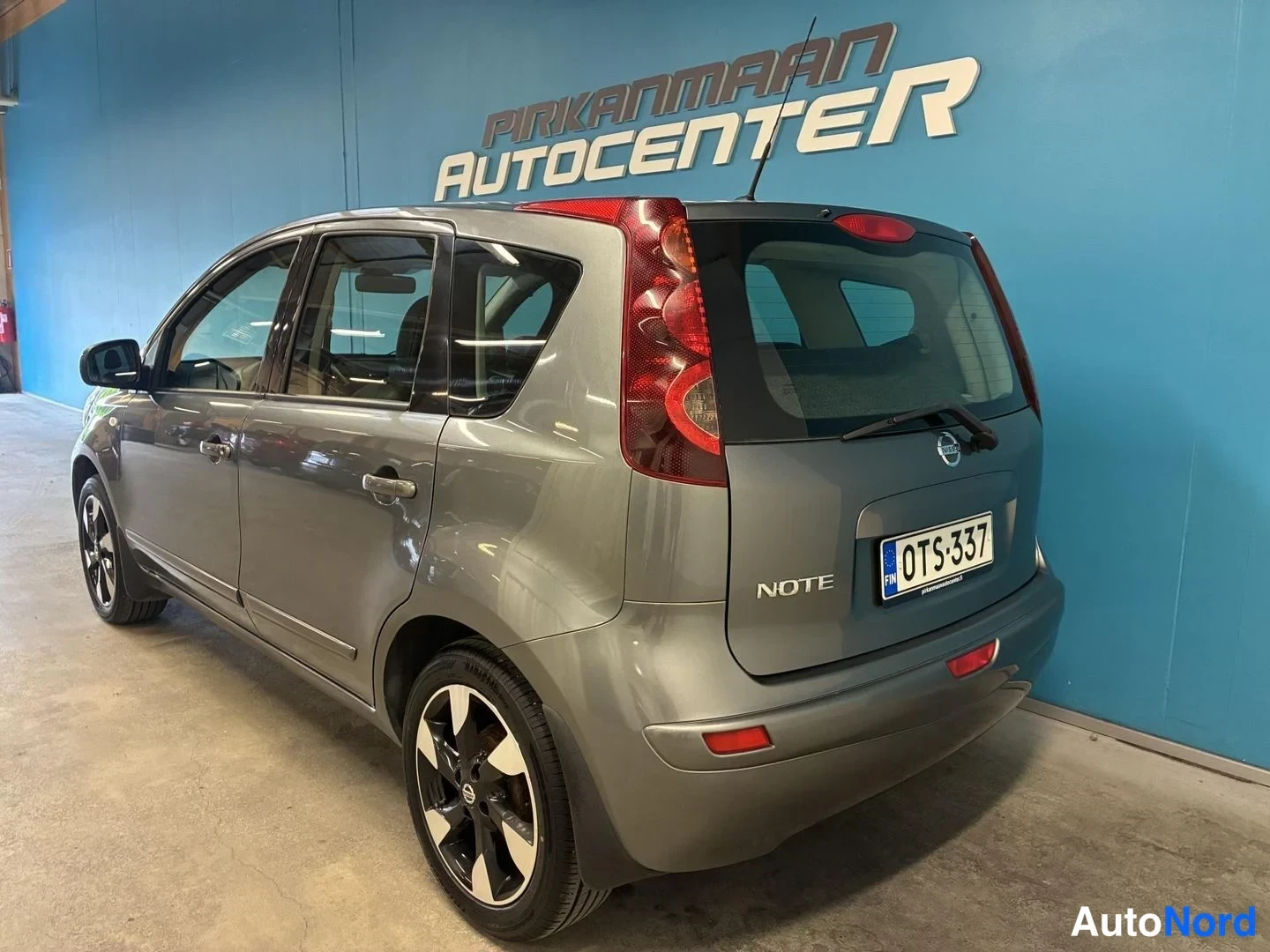 Harmaa Nissan Note 2013, takaviisto, kuva 5