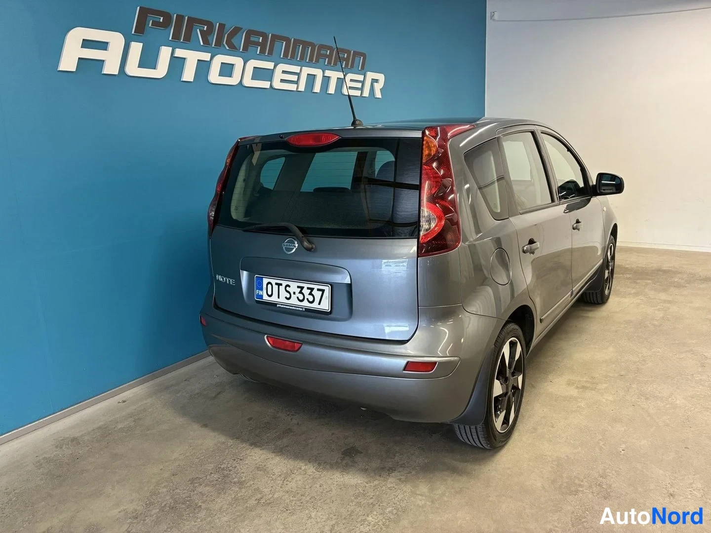 Harmaa Nissan Note 2013, takaviisto, kuva 6