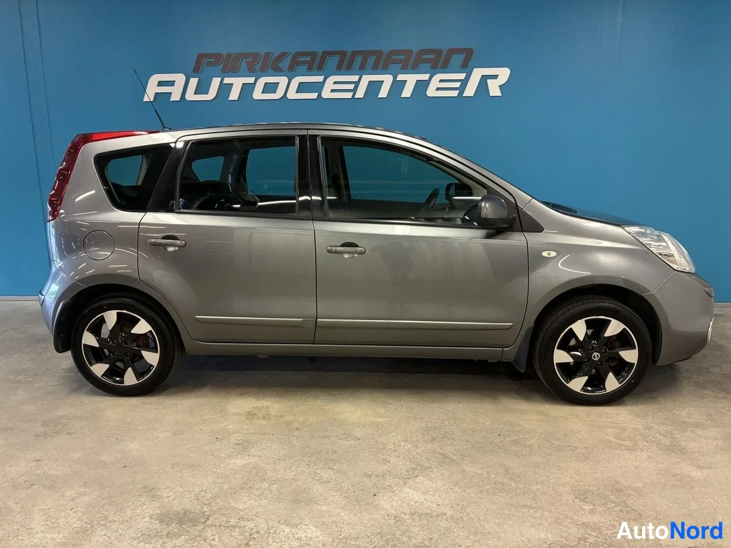 Harmaa Nissan Note 2013, etuviisto, keula oikealle, kuva 3