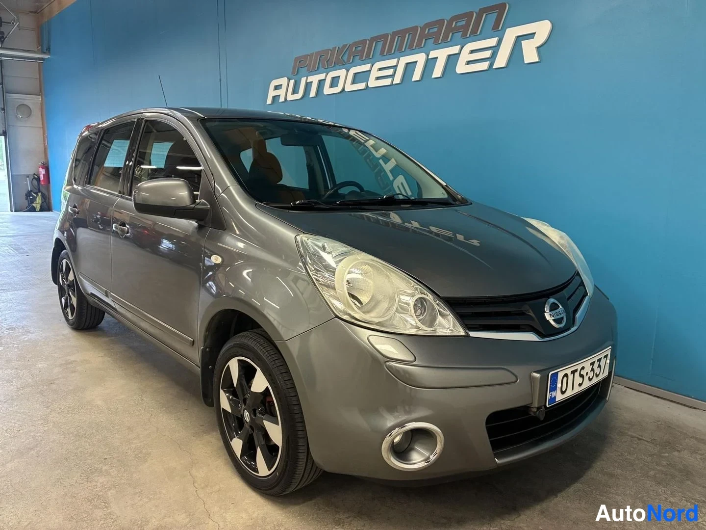 Harmaa Nissan Note 2013, etuviisto, keula oikealle, kuva 4