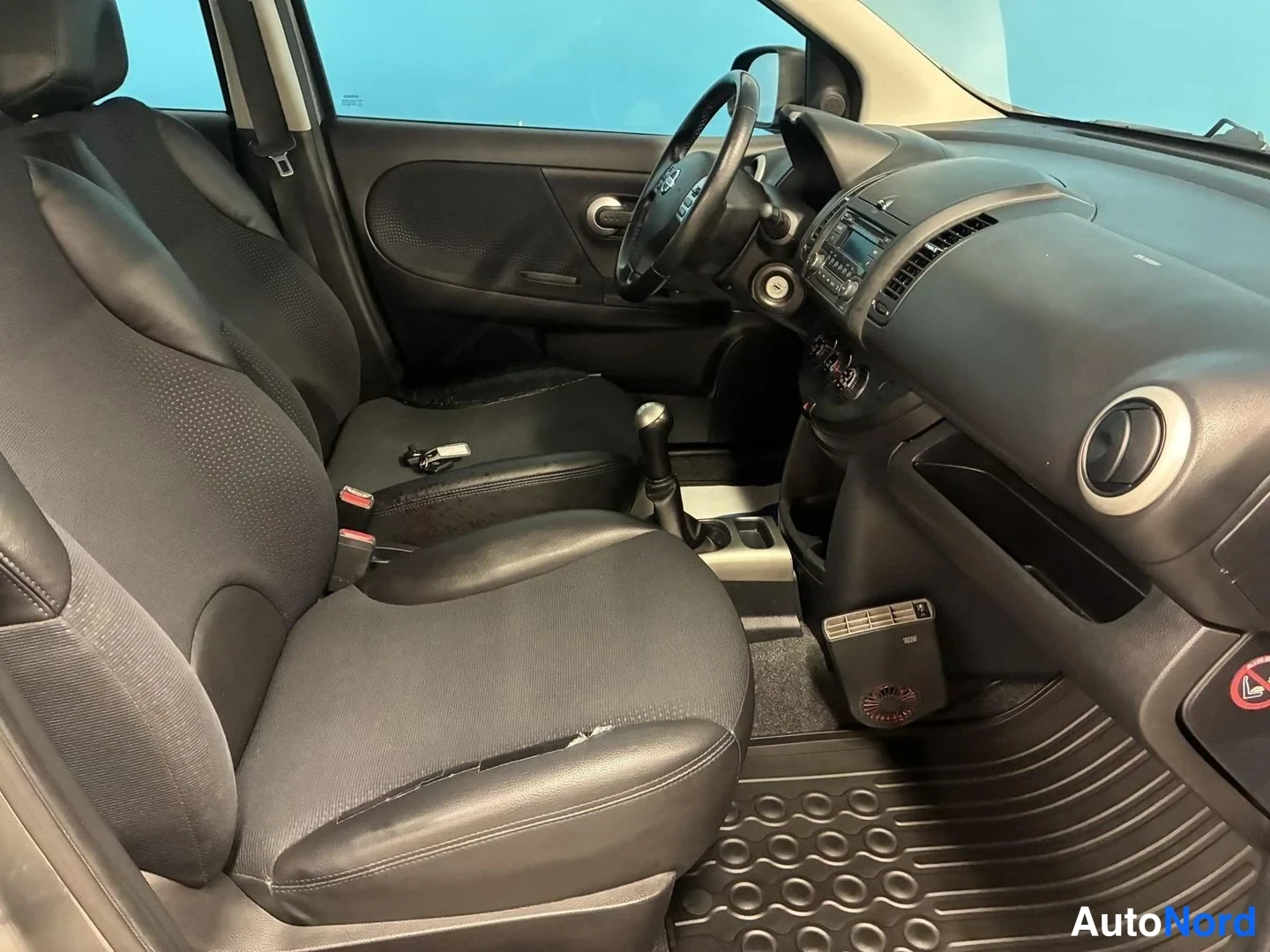 Harmaa Nissan Note 2013, ohjaamo, kuva 7