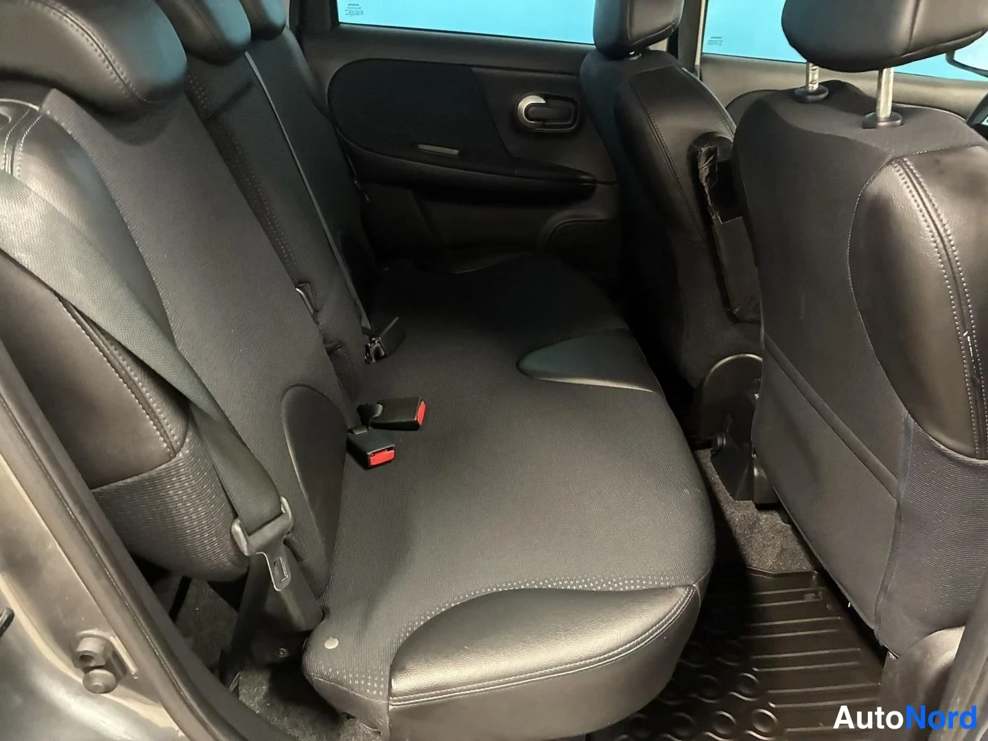 Harmaa Nissan Note 2013, takaistuimet, kuva 13