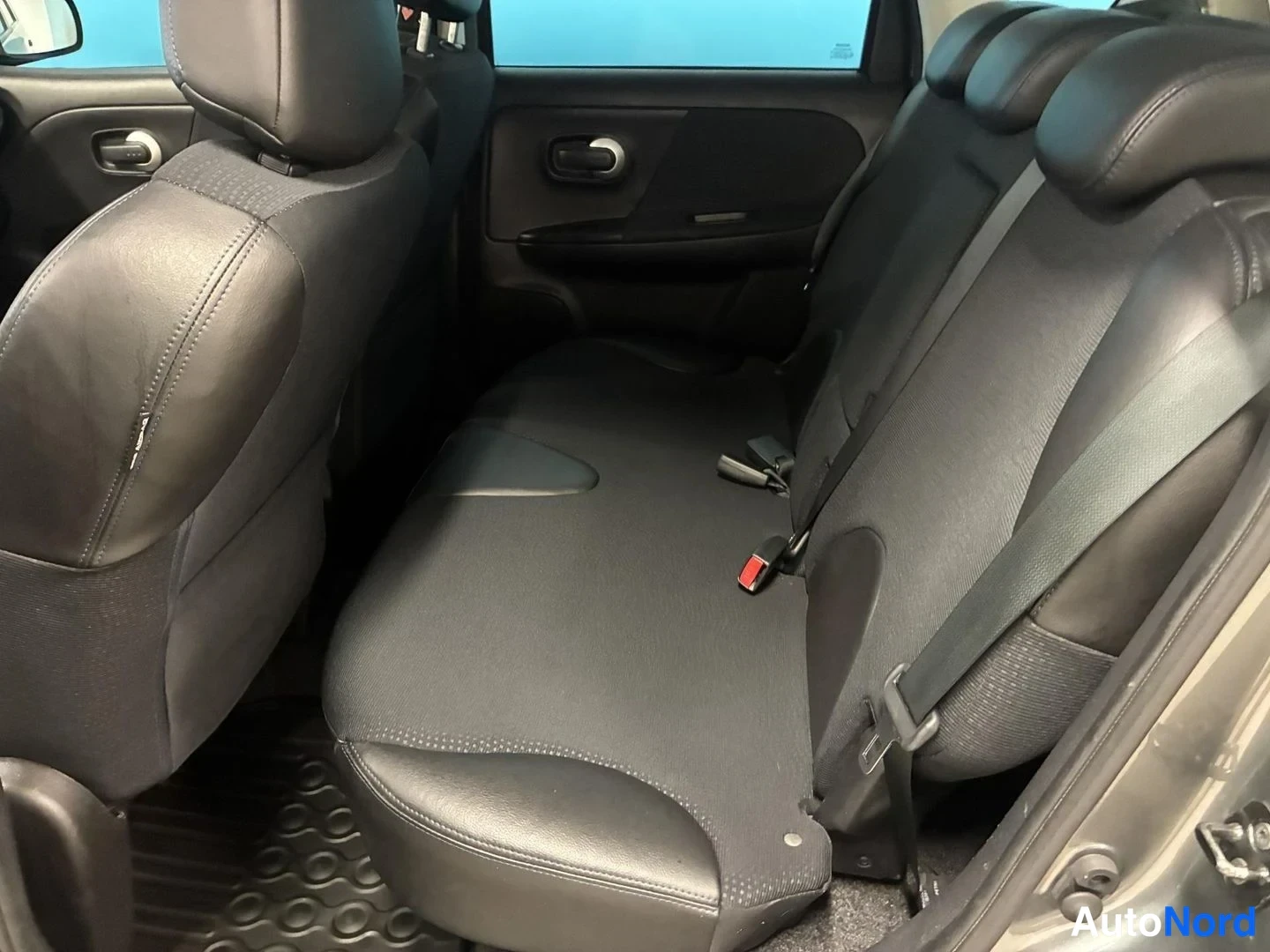 Harmaa Nissan Note 2013, takaistuimet, kuva 14